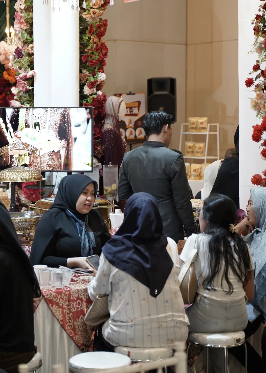 Area dekorasi dan booth vendor di HARRIS Convention Hall