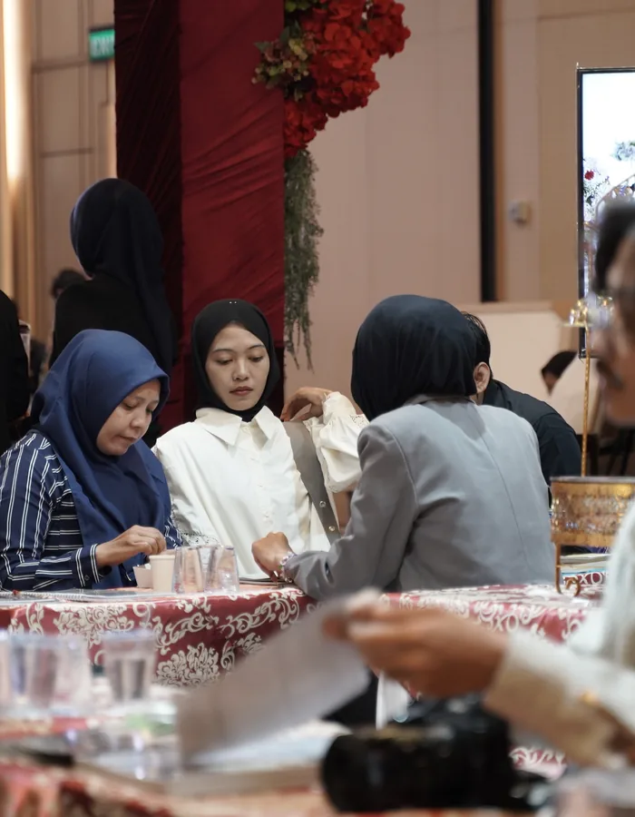 Konsultasi calon pengantin di booth vendor Bekasi Wedding Fair
