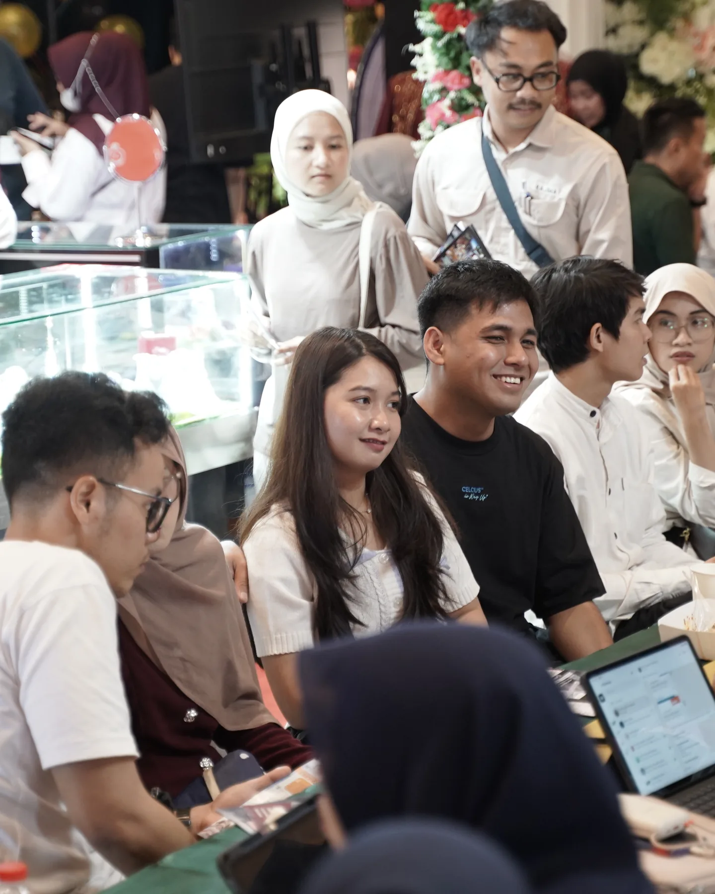Booth dokumentasi dengan bingkai foto pernikahan