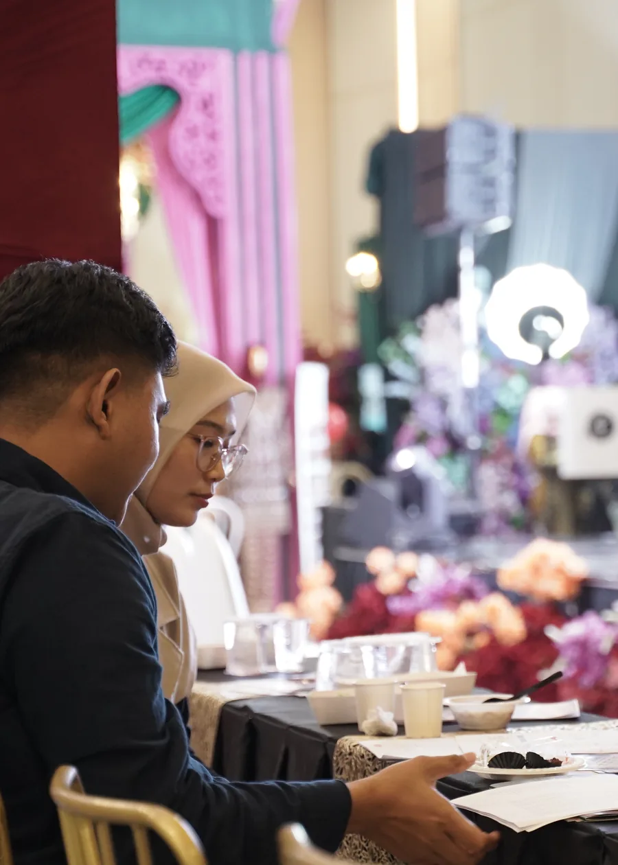 Konsultasi calon pengantin bersama vendor pernikahan