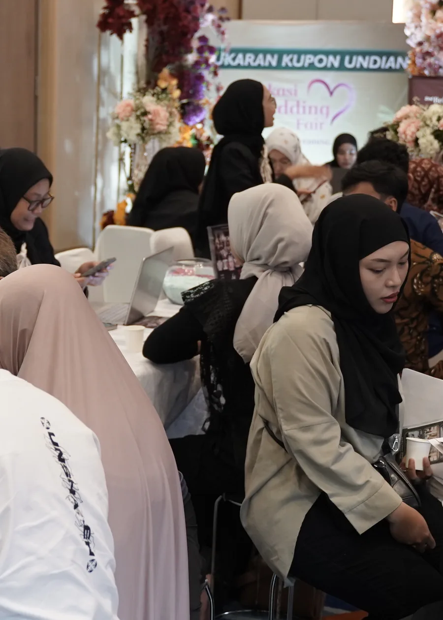 Pengunjung memadati booth vendor BWF