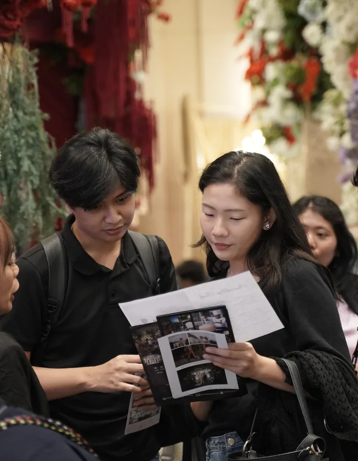 Pengunjung membaca brosur vendor pernikahan di Bekasi Wedding Fair