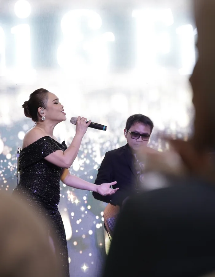 Penampilan musik di panggung Bekasi Wedding Fair